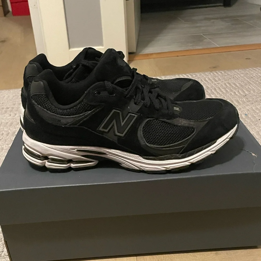 New Balance Men’s Black 2002R - Picture 5 of 8